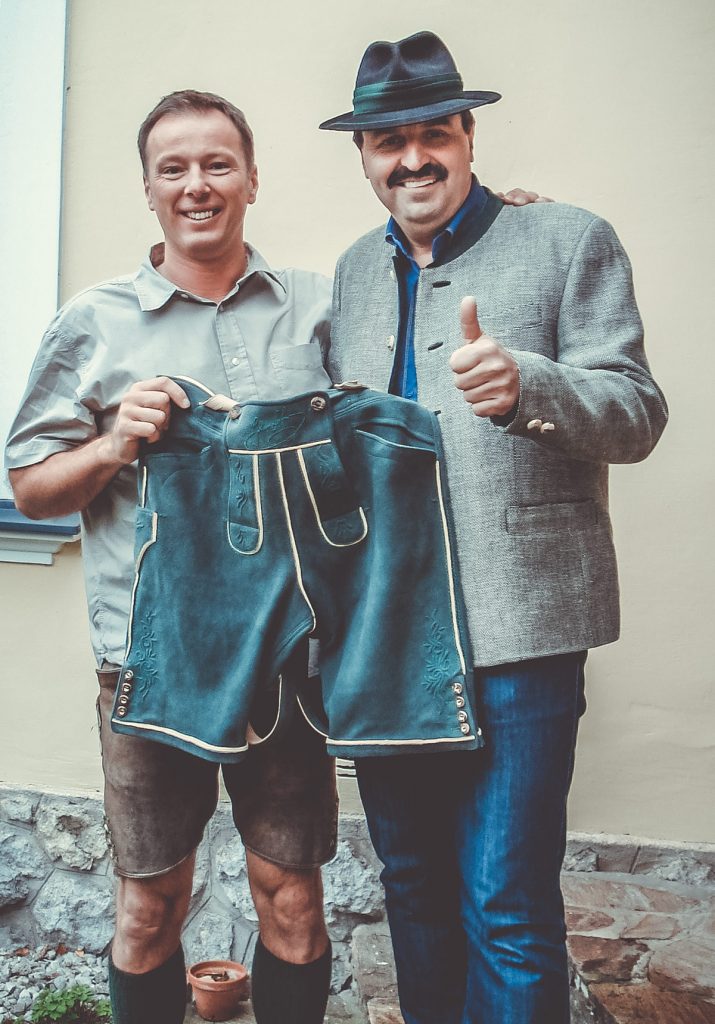 Fred Lindmoser und Johann Lafer mit seiner Hirschleder-Maßhose